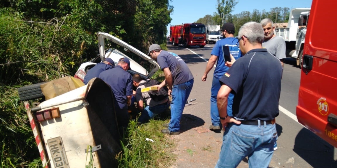 Motorista fica preso às ferragens em acidente de trânsito na RS-239