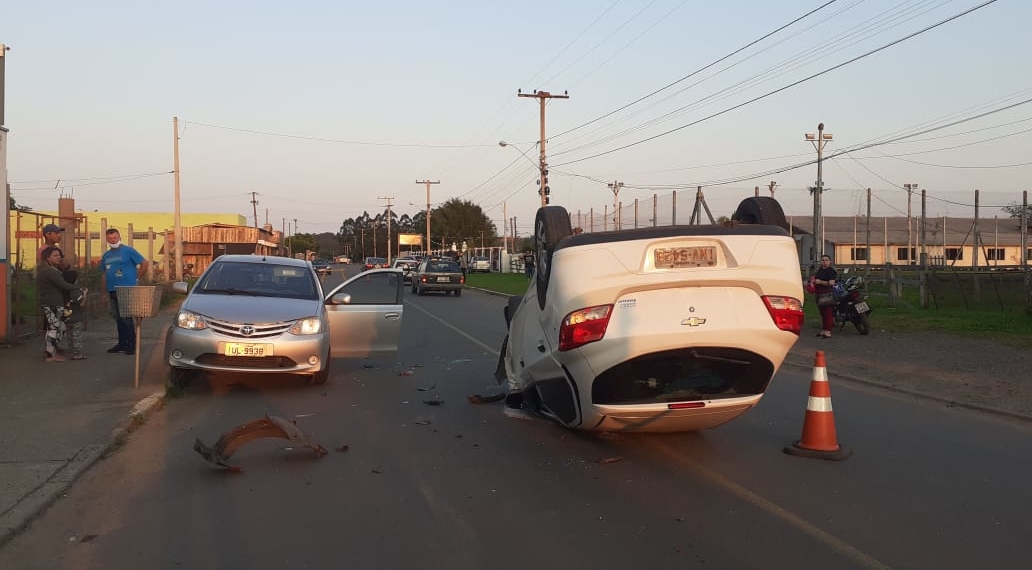 Colisão entre automóveis mobiliza SAMU, bombeiros e Guarda de Trânsito, em Sapiranga
