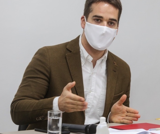 Coluna Política: Eduardo Leite se posiciona  sobre vacinação da Covid-19