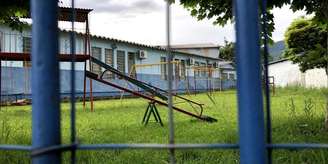Espera por EPIs e incerteza dos pais: a volta às aulas nas escolas estaduais da região