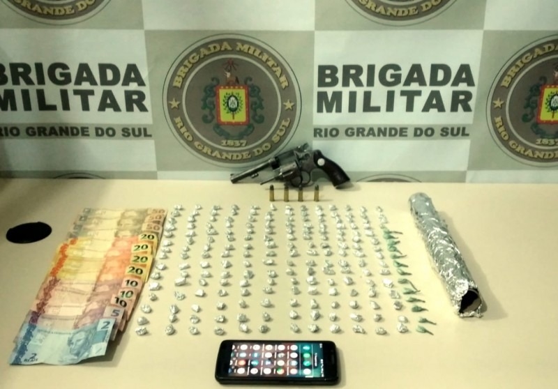 Traficante é preso pela BM, em Sapiranga, com cocaína, crack e um revólver