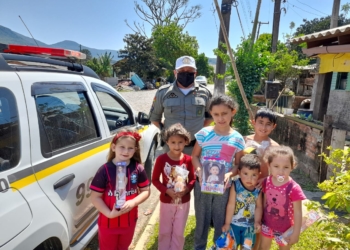 Brigada Militar, de Araricá, espalha alegria no Dia das Crianças