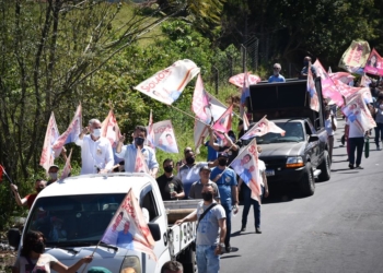 Spolaor e Egon caminham com militância na vila Operária-Pinheirinhos