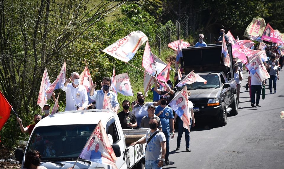 Spolaor e Egon caminham com militância na vila Operária-Pinheirinhos
