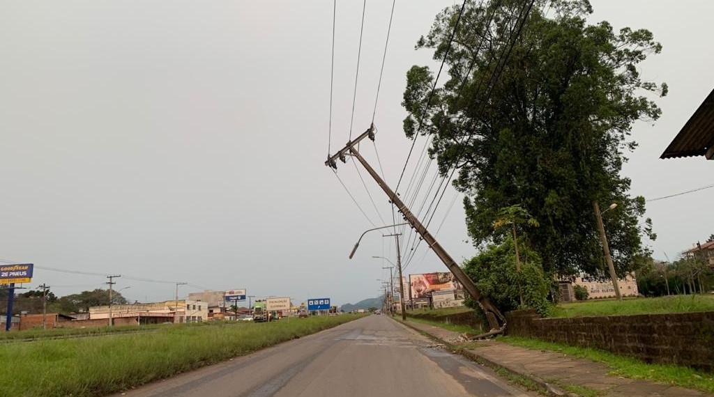 Colisão contra poste mobiliza equipes da RGE e Prefeitura de Sapiranga na RS-239