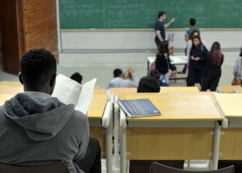 Universidades federais e cursos presenciais têm melhor desempenho, segundo INEP