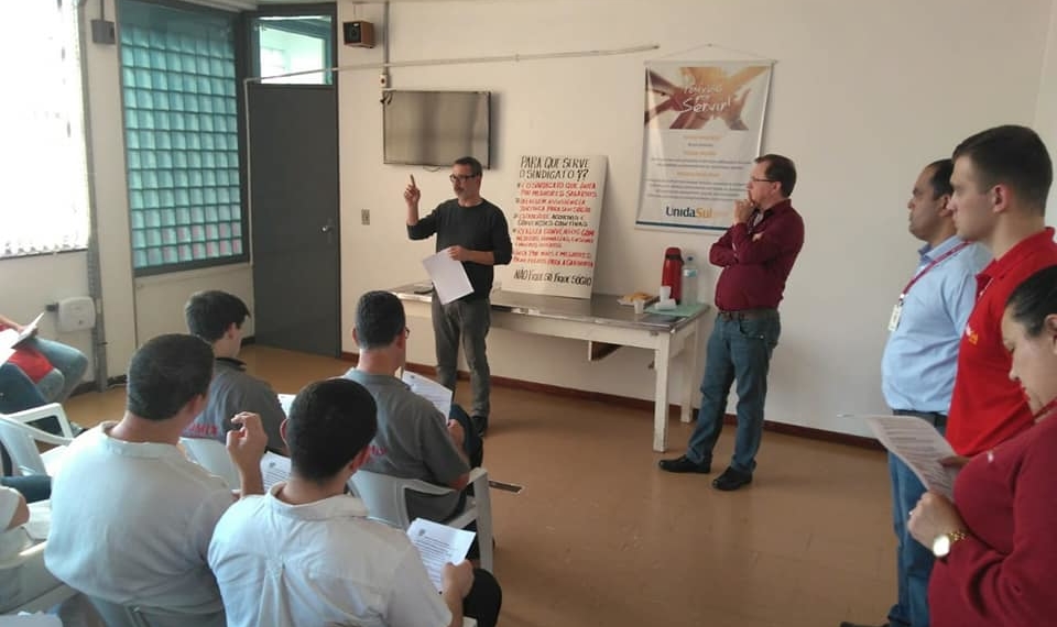 Trabalhadores têm apoio do Sindicato dos Comerciários em rescisões