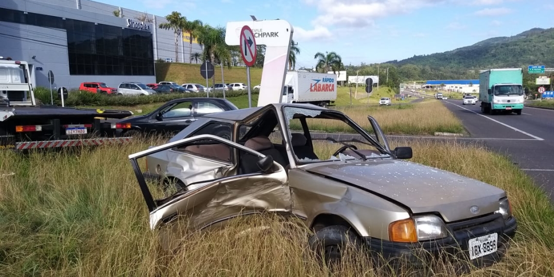 Acidente entre dois carros deixa uma pessoa ferida na RS-239