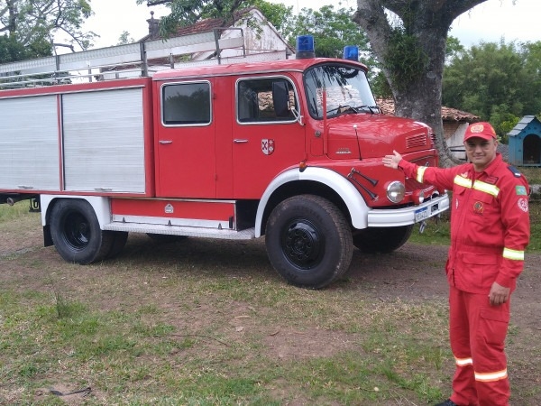 Bombeiro que tem o próprio caminhão sofre acidente em Sapiranga e conta curiosidades para consertá-lo