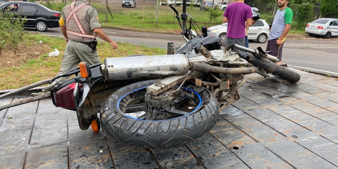 Acidente envolvendo automóvel e moto na RS-239, em Sapiranga, deixa casal ferido