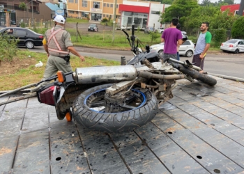 Acidente envolvendo automóvel e moto na RS-239, em Sapiranga, deixa casal ferido