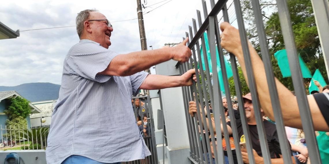 “Amigos para sempre”: as imagens que marcaram mais uma vitória de Flávio Jost