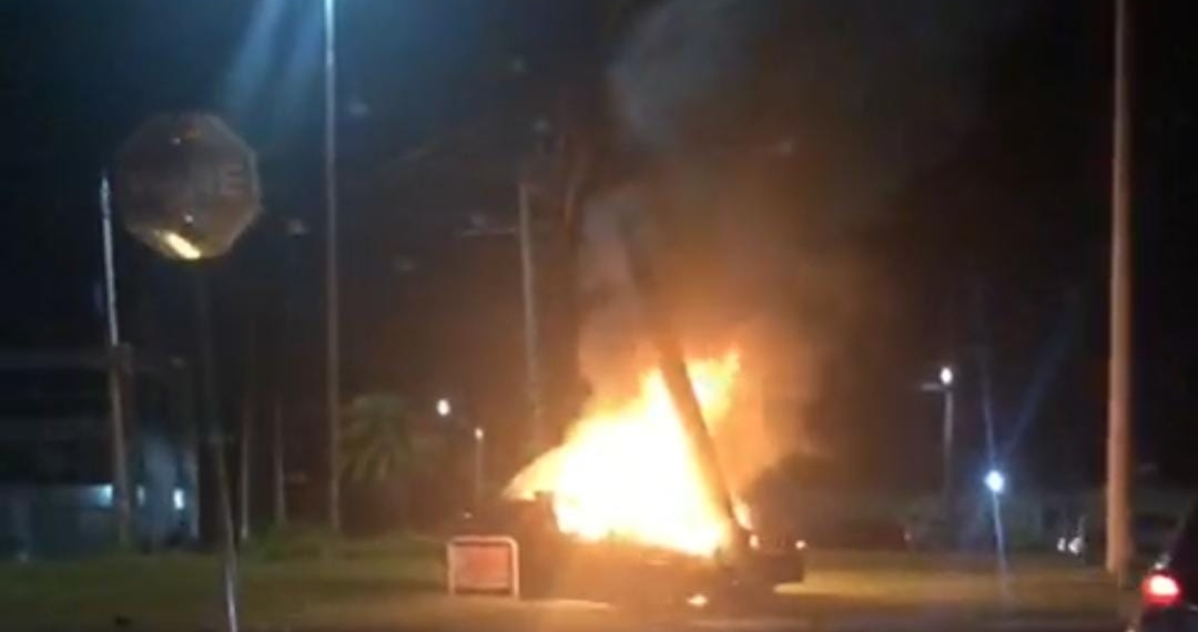 Veículo incendeia após colidir em poste na Av. dos Municípios, em Campo Bom