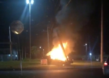 Veículo incendeia após colidir em poste na Av. dos Municípios, em Campo Bom
