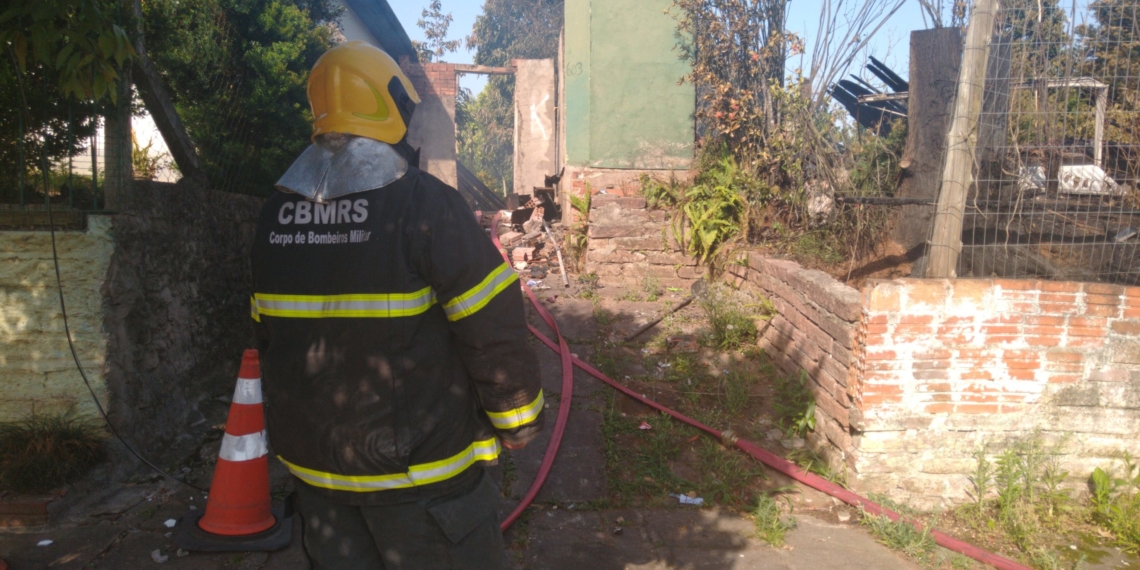 Incêndio destrói casa de madeira na área central de Campo Bom