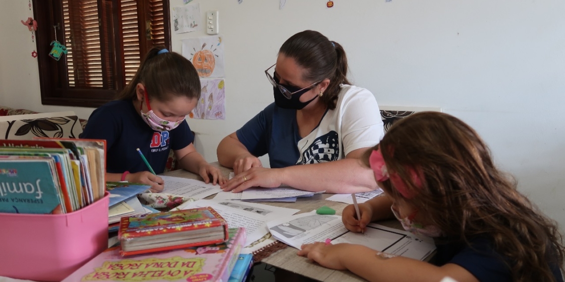 Feira literária nas escolas conecta pais e filhos em Campo Bom
