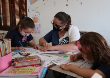 Feira literária nas escolas conecta pais e filhos em Campo Bom