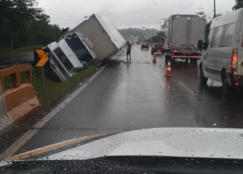 Caminhão perde controle e sai da pista na RS-239 em Sapiranga