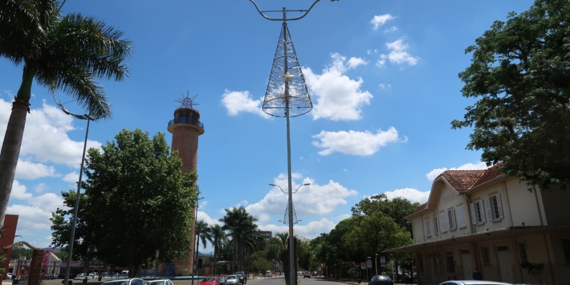 Prefeitura de Campo Bom começa a instalação de decorações de Natal pela cidade