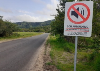 Som alto, rachas e rastro de lixo geram revolta de moradores na Estrada do Carlão