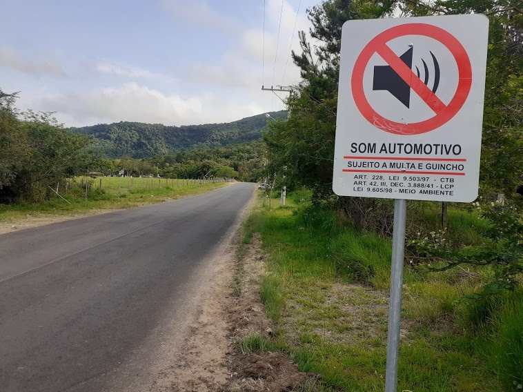 Som alto, rachas e rastro de lixo geram revolta de moradores na Estrada do Carlão