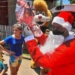 Policiais entregam brinquedos e alimentos da campanha Natal Solidário