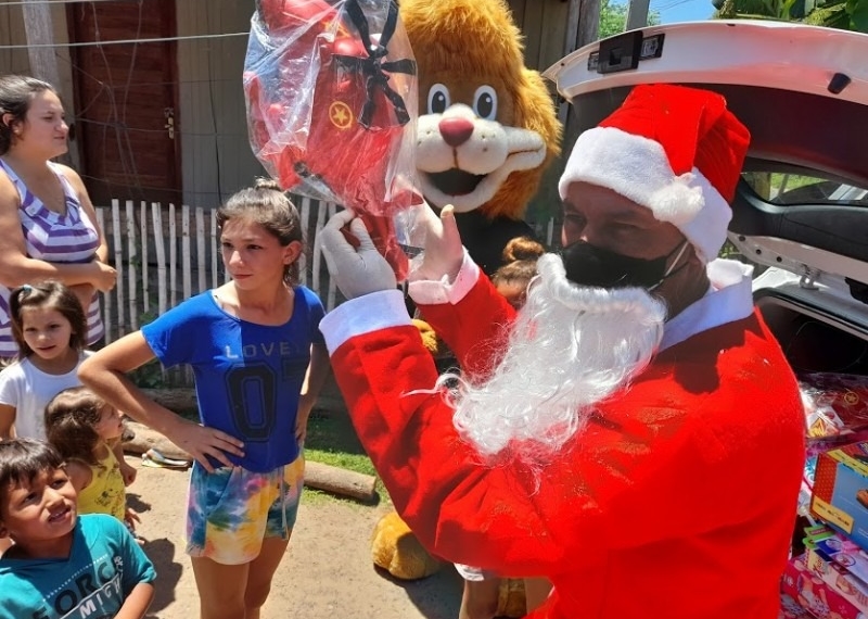 Policiais entregam brinquedos e alimentos da campanha Natal Solidário