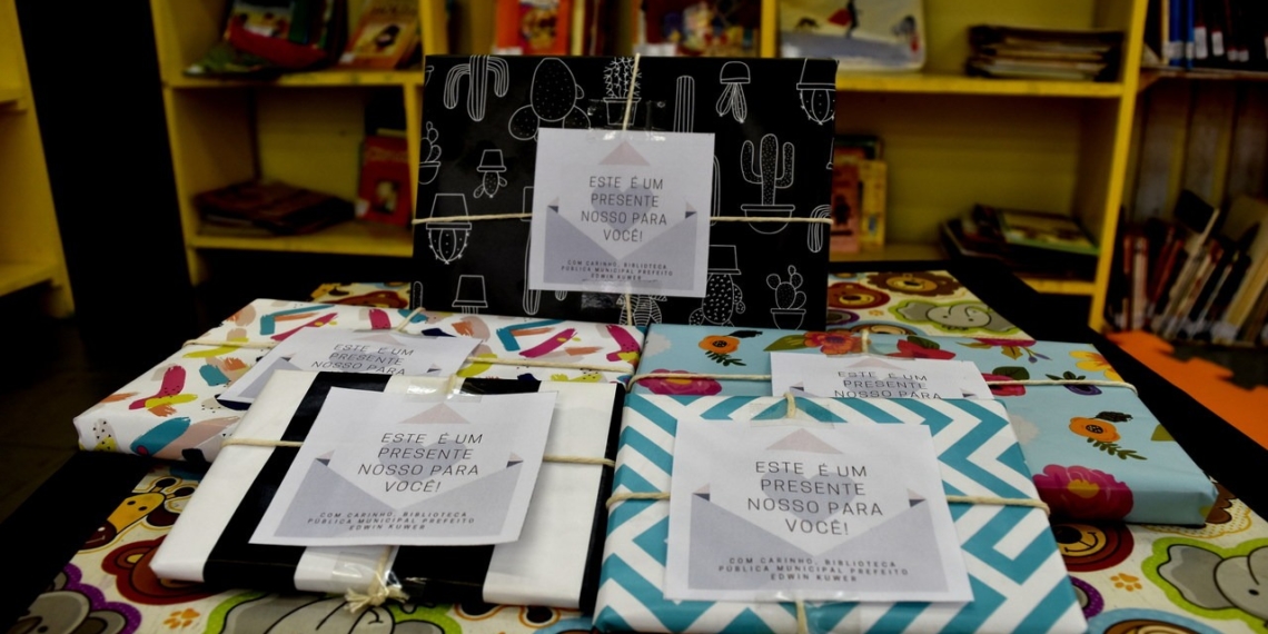 Biblioteca Municipal de Sapiranga distribui livros pela cidade em ação alusiva ao Natal