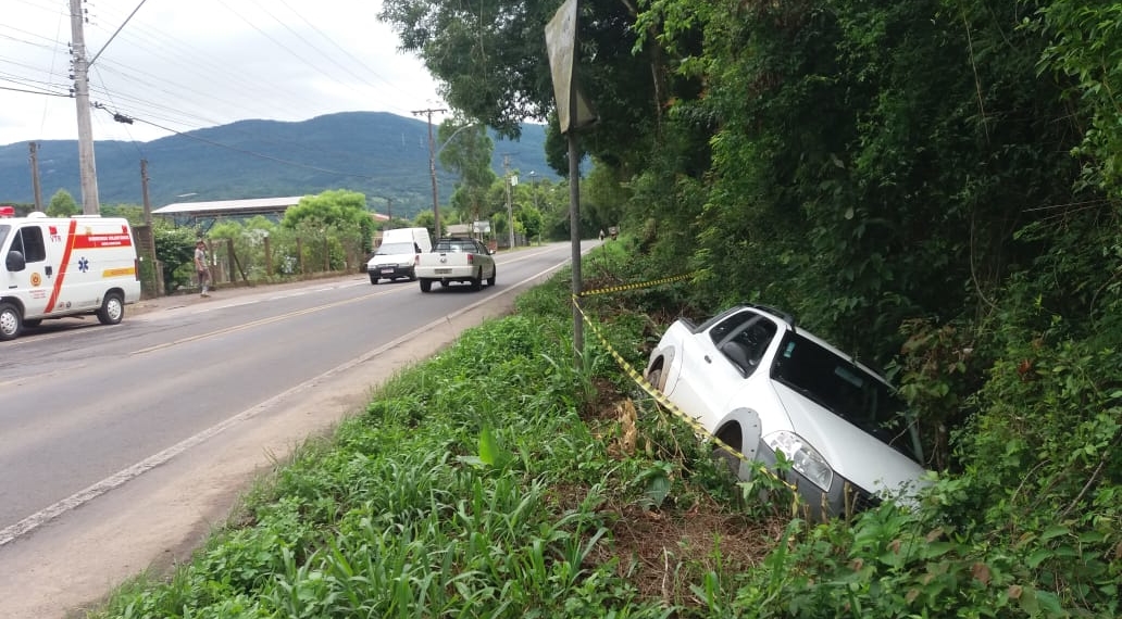 Condutor perde controle de veículo na RS-464, em Nova Hartz