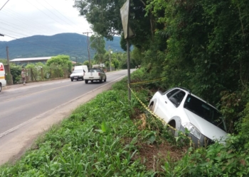 Condutor perde controle de veículo na RS-464, em Nova Hartz