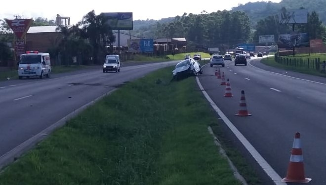 Bombeiros Voluntários de Nova Hartz atendem capotamento na RS-239