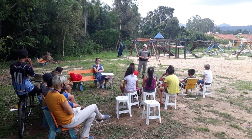 Brigada Militar e Cras se aproximam de crianças e jovens no bairro Ipê, em Nova Hartz