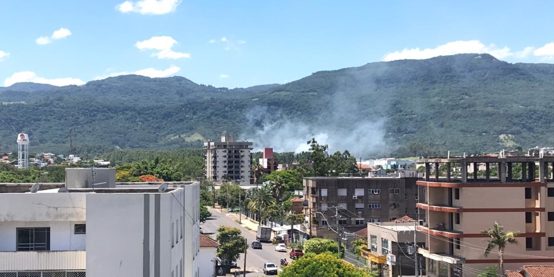 Bombeiros de Sapiranga combatem incêndio em vegetação no bairro Centro