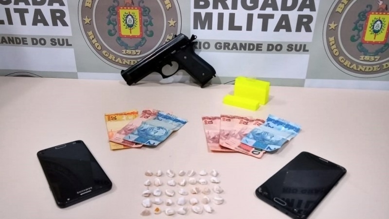 Jovem é preso e adolescente infrator é apreendido por tráfico em Sapiranga