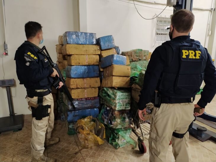 PRF apreende 2 toneladas de maconha que tinha Araricá como destino