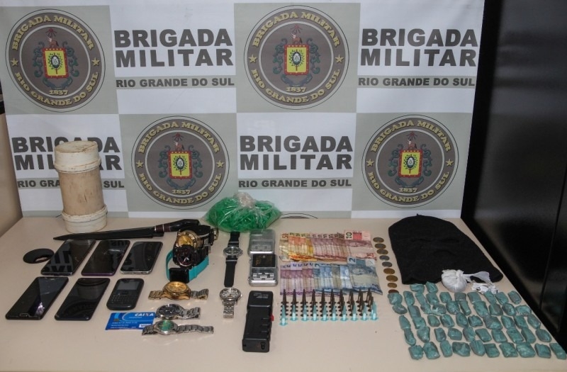 Dupla é presa e menor apreendido por tráfico de drogas em Sapiranga