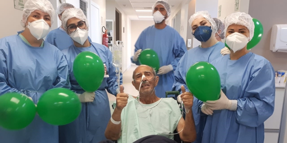Recuperado da Covid, idoso de 81 anos recebe alta da UTI no Hospital Sapiranga