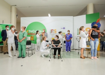 Cinco gaúchos de grupos de risco recebem juntos as primeiras doses da vacina contra Covid-19 no RS