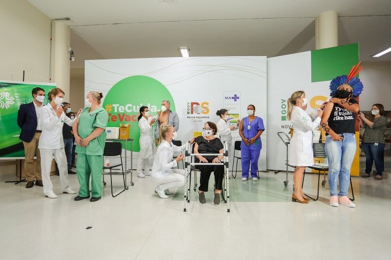 Cinco gaúchos de grupos de risco recebem juntos as primeiras doses da vacina contra Covid-19 no RS