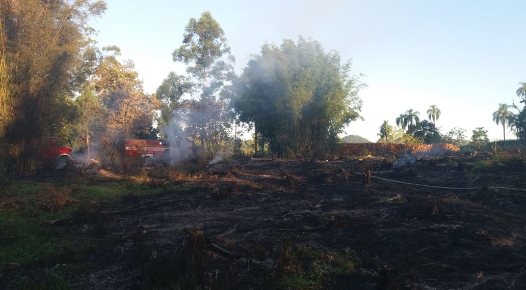 Bombeiros Voluntários de Nova Hartz combatem incêndio florestal