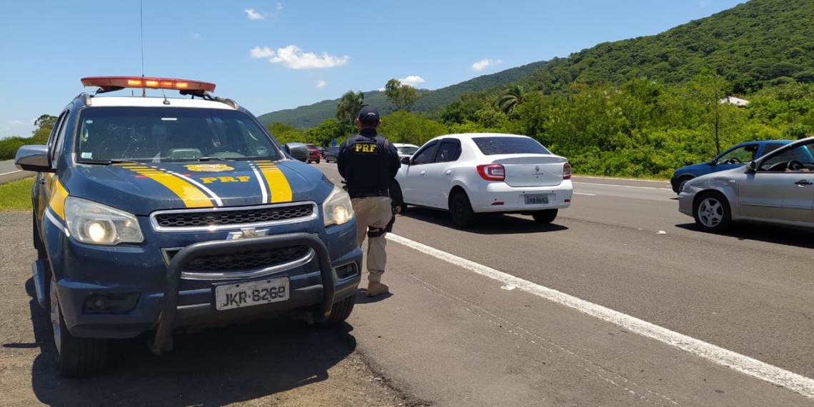 Retorno do litoral registra trânsito lento e exige atenção redobrada dos condutores