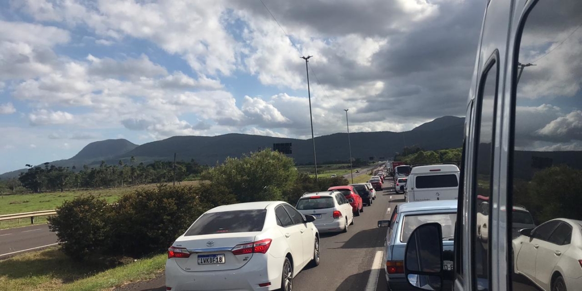 Tarde de domingo com tranqueira na Freeway e BR-101 na volta do litoral