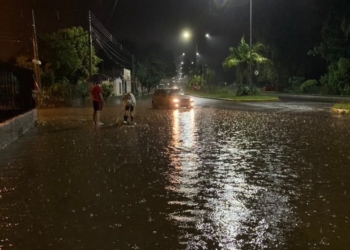 Transtornos e alagamentos são registrados na região em função da chuva forte