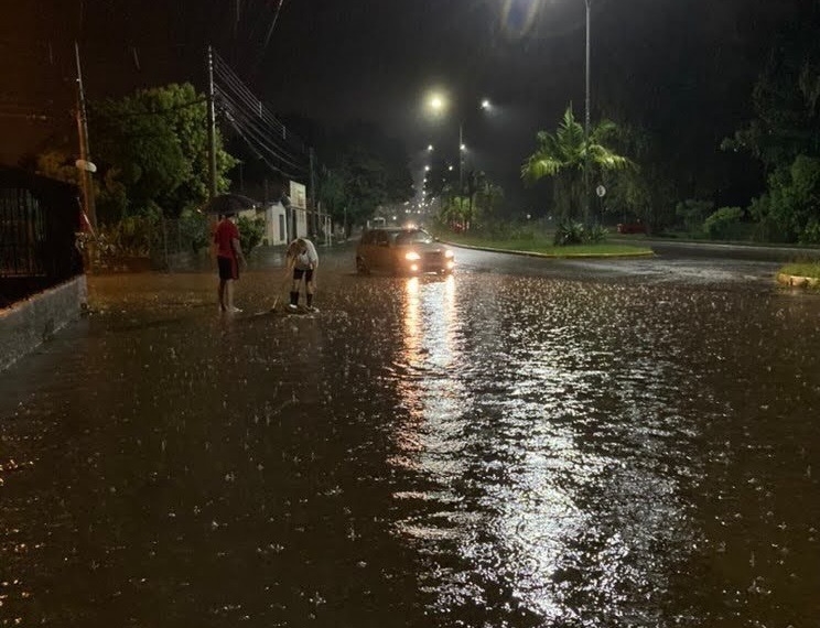 Transtornos e alagamentos são registrados na região em função da chuva forte