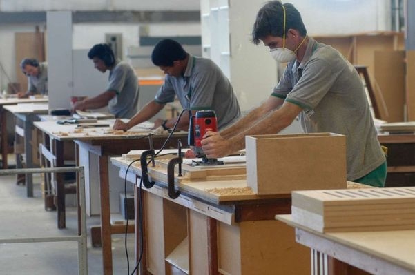 Empresas locais sentem a escassez de matérias-primas e projetam 2021