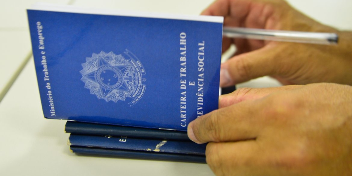 Emprego cresce na indústria em um movimento atípico para dezembro