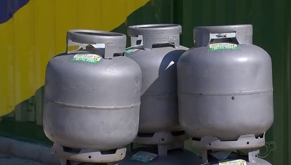 Gás de cozinha vai ficar 6% mais caro a partir desta quinta, informou a Petrobras
