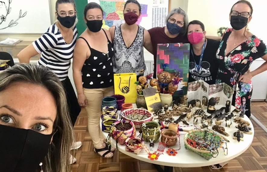 Educação recebe kits de artesanato indígena para uso pedagógico em Sapiranga
