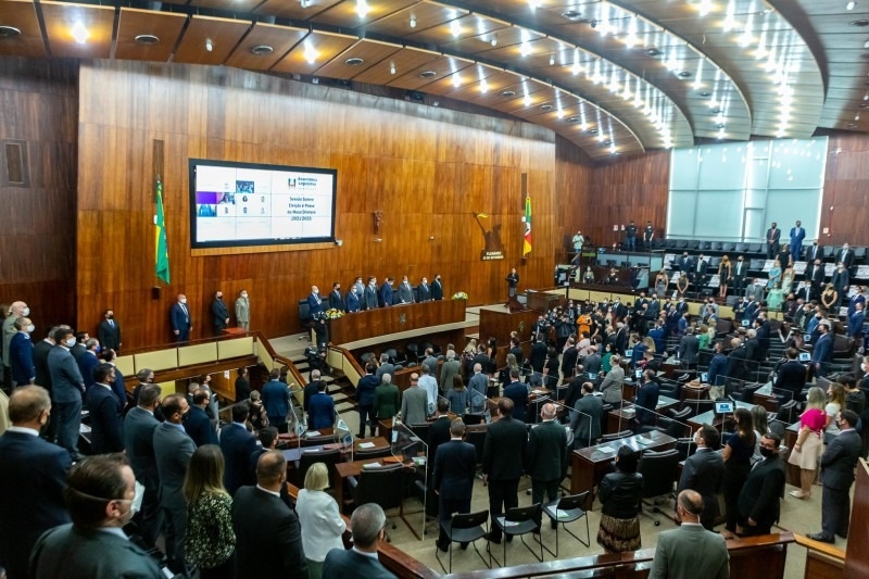Governador Leite acompanha troca da presidência da Assembleia Legislativa