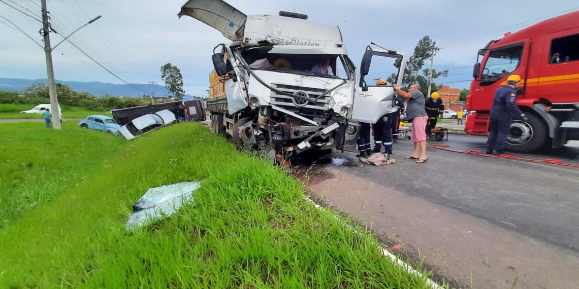 Grave acidente envolvendo dois caminhões deixa um ferido e trânsito lento na RS-239